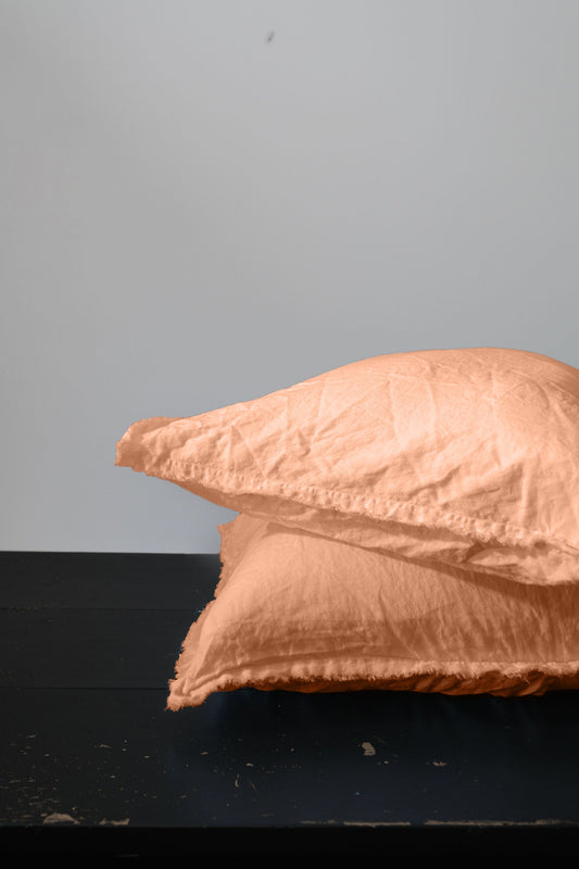 PAIRE DE TAIES D'OREILLER EN LIN EUROPÉEN EFFILOCHÉ À LA MAIN - PÊCHE 