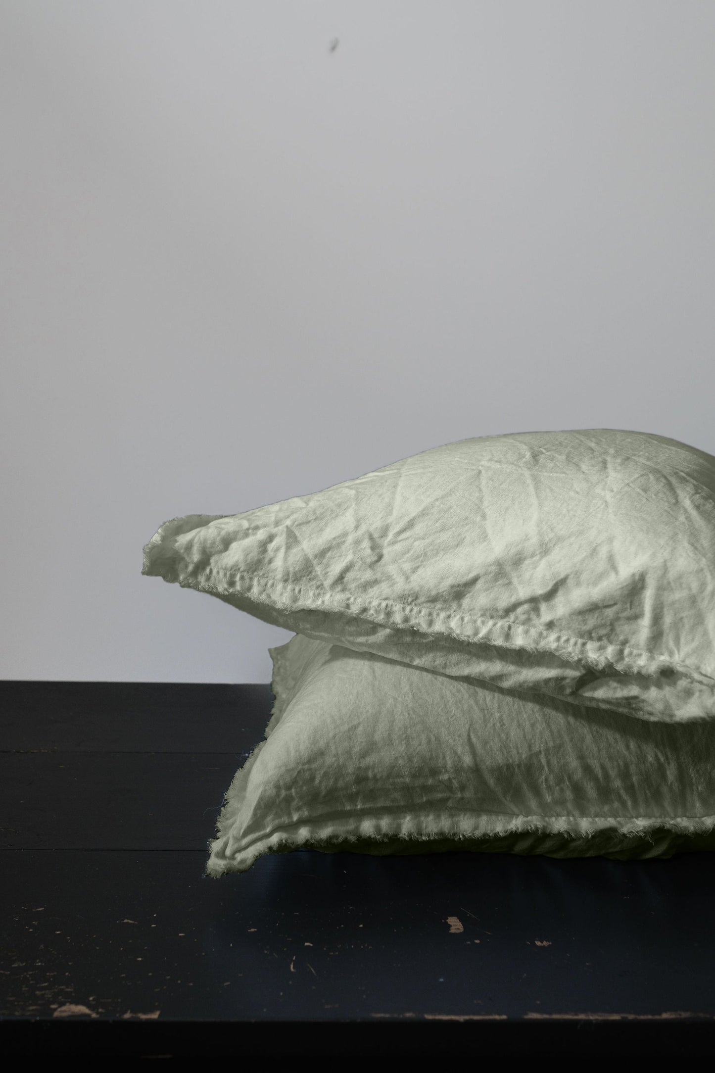 PAIRE DE TAIES D'OREILLER EN LIN EUROPÉEN EFFILOCHÉ À LA MAIN - SAUGE 