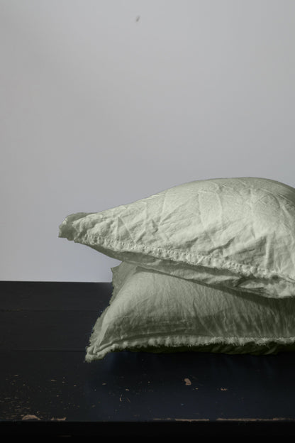 PAIRE DE TAIES D'OREILLER EN LIN EUROPÉEN EFFILOCHÉ À LA MAIN - SAUGE 