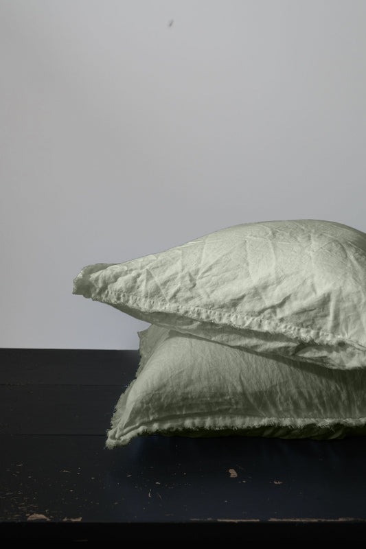 PAIRE DE TAIES D'OREILLER EN LIN EUROPÉEN EFFILOCHÉ À LA MAIN - SAUGE 