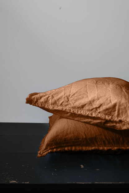 PAIRE DE TAIES D'OREILLER EN LIN EUROPÉEN EFFILOCHÉ À LA MAIN - TERRE CUITE 