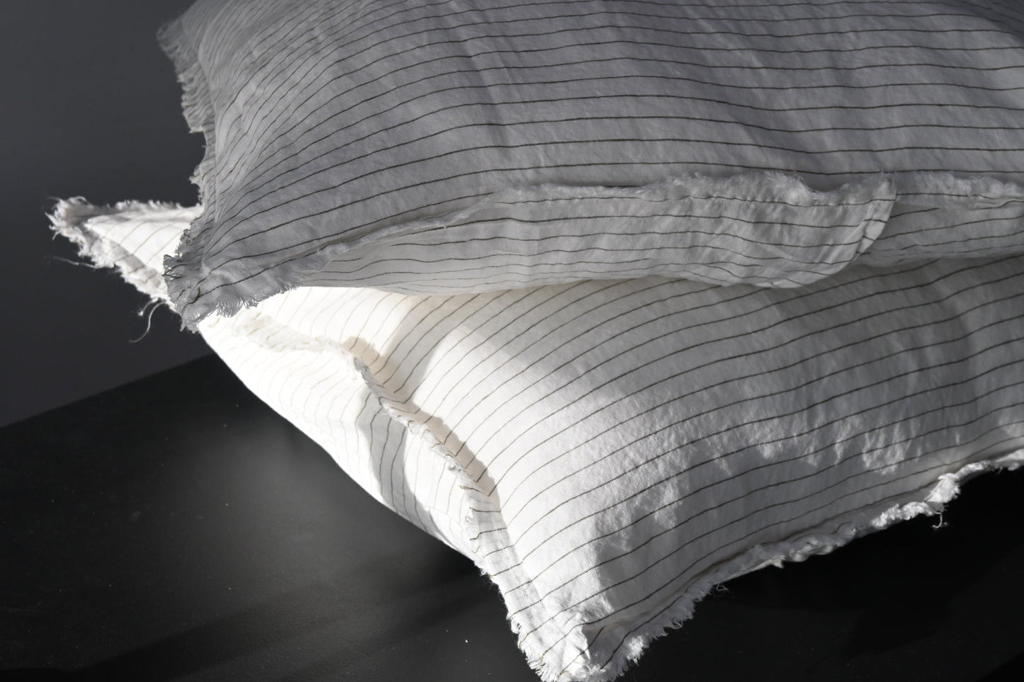 PAIRE DE TAIES D'OREILLER EN LIN EUROPÉEN EFFILOCHÉ À LA MAIN - RAYURES FINES OLIVE