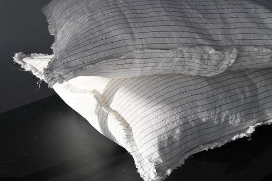 PAIRE DE TAIES D'OREILLER EN LIN EUROPÉEN EFFILOCHÉ À LA MAIN - RAYURES FINES OLIVE