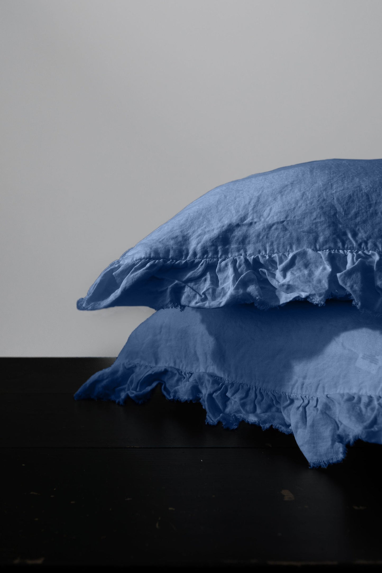 PAIRE DE TAIES D'OREILLER EN LIN EUROPÉEN À VOLANTS - BLEU DENIM