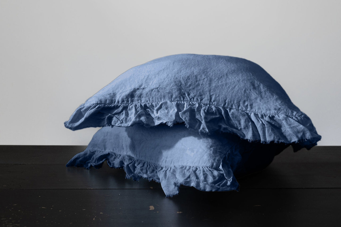 PAIRE DE TAIES D'OREILLER EN LIN EUROPÉEN À VOLANTS - BLEU DENIM