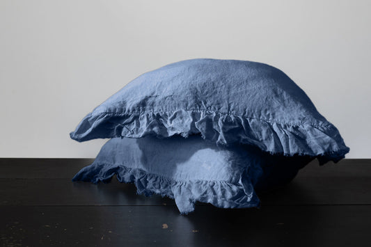 PAIRE DE TAIES D'OREILLER EN LIN EUROPÉEN À VOLANTS - BLEU DENIM