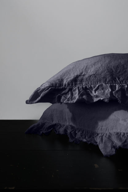 PAIRE DE TAIES D'OREILLER EN LIN EUROPÉEN À VOLANTS - INDIGO