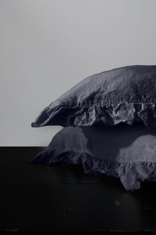 PAIRE DE TAIES D'OREILLER EN LIN EUROPÉEN À VOLANTS - INDIGO