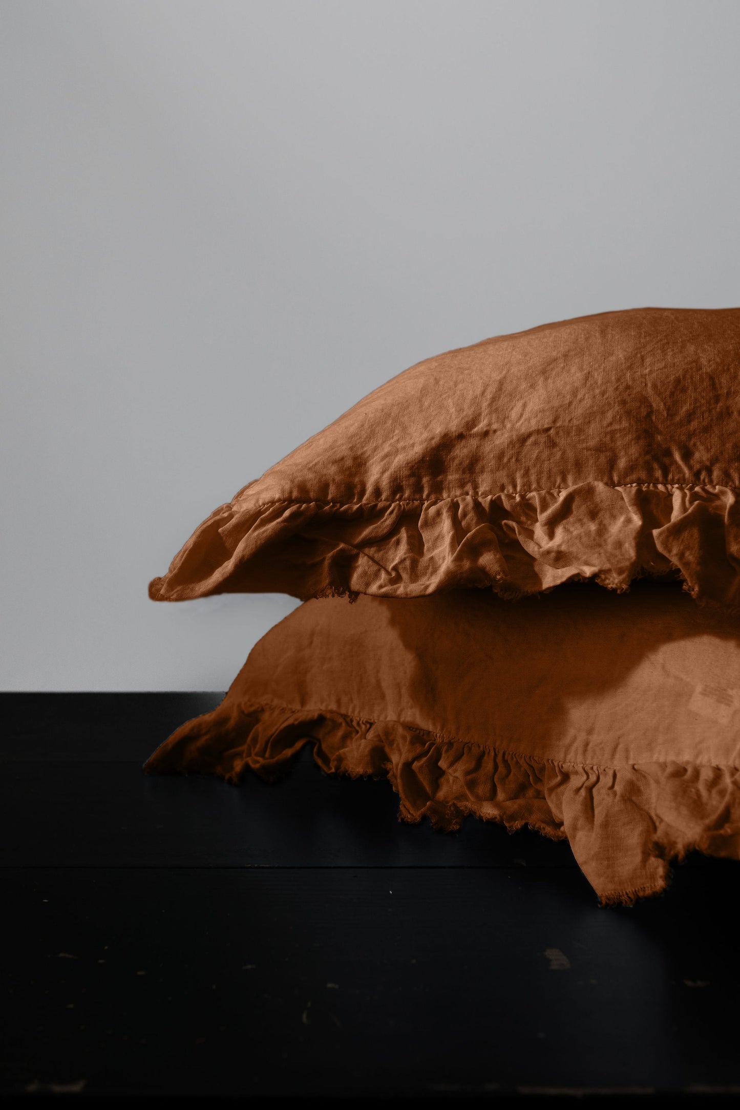 PAIRE DE TAIES D'OREILLER EN LIN EUROPÉEN À VOLANTS - TERRE CUITE