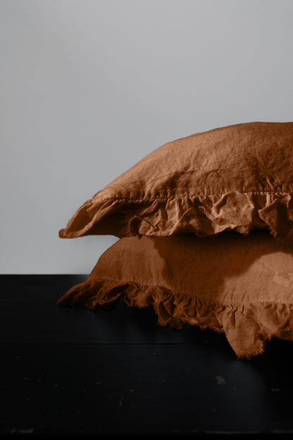 PAIRE DE TAIES D'OREILLER EN LIN EUROPÉEN À VOLANTS - TERRE CUITE